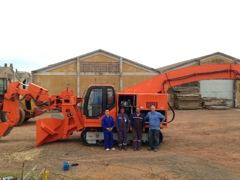 凯发k8官网登录vip入口挖掘式装载机助力巴西引水工程