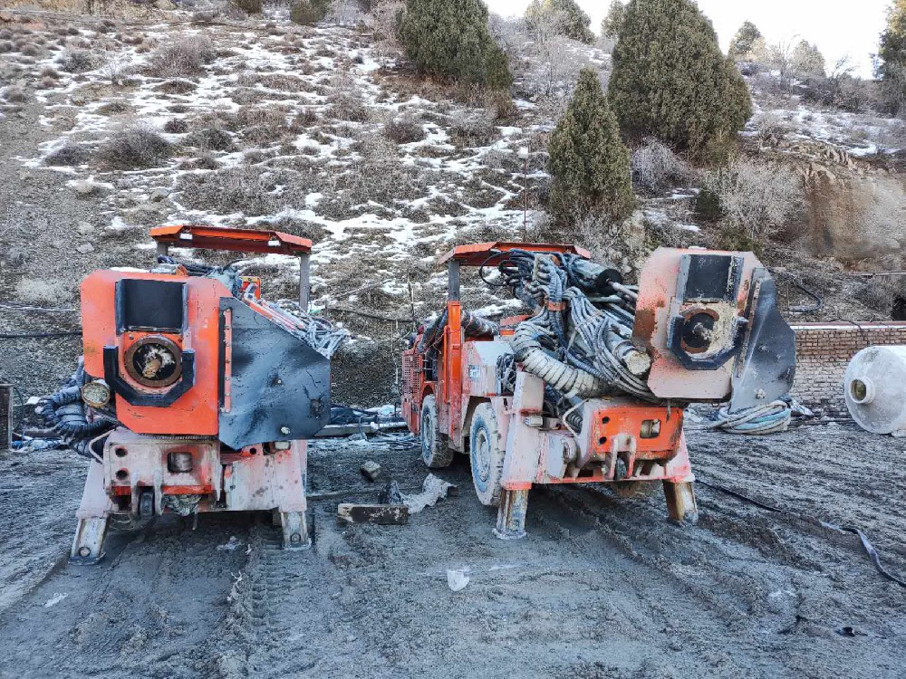 凯发k8官网登录vip入口两台中深孔采矿台车服务塔吉克斯坦铅锌矿
